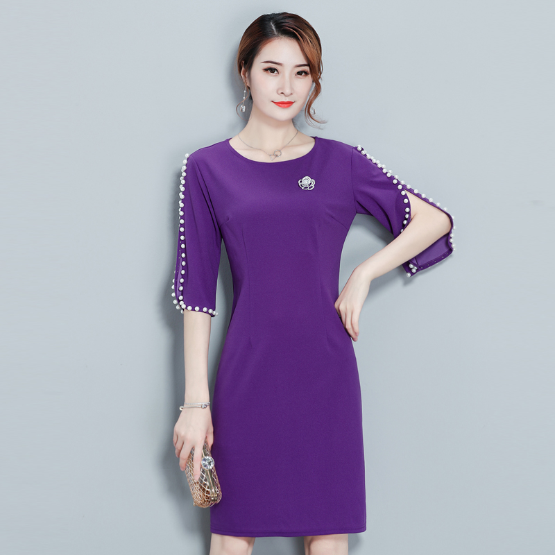 ชุดเดรสสั้นสีม่วง แขนแต่งมุก ทรงตรง แถมฟรีเข็มกลัดดอกไม้
