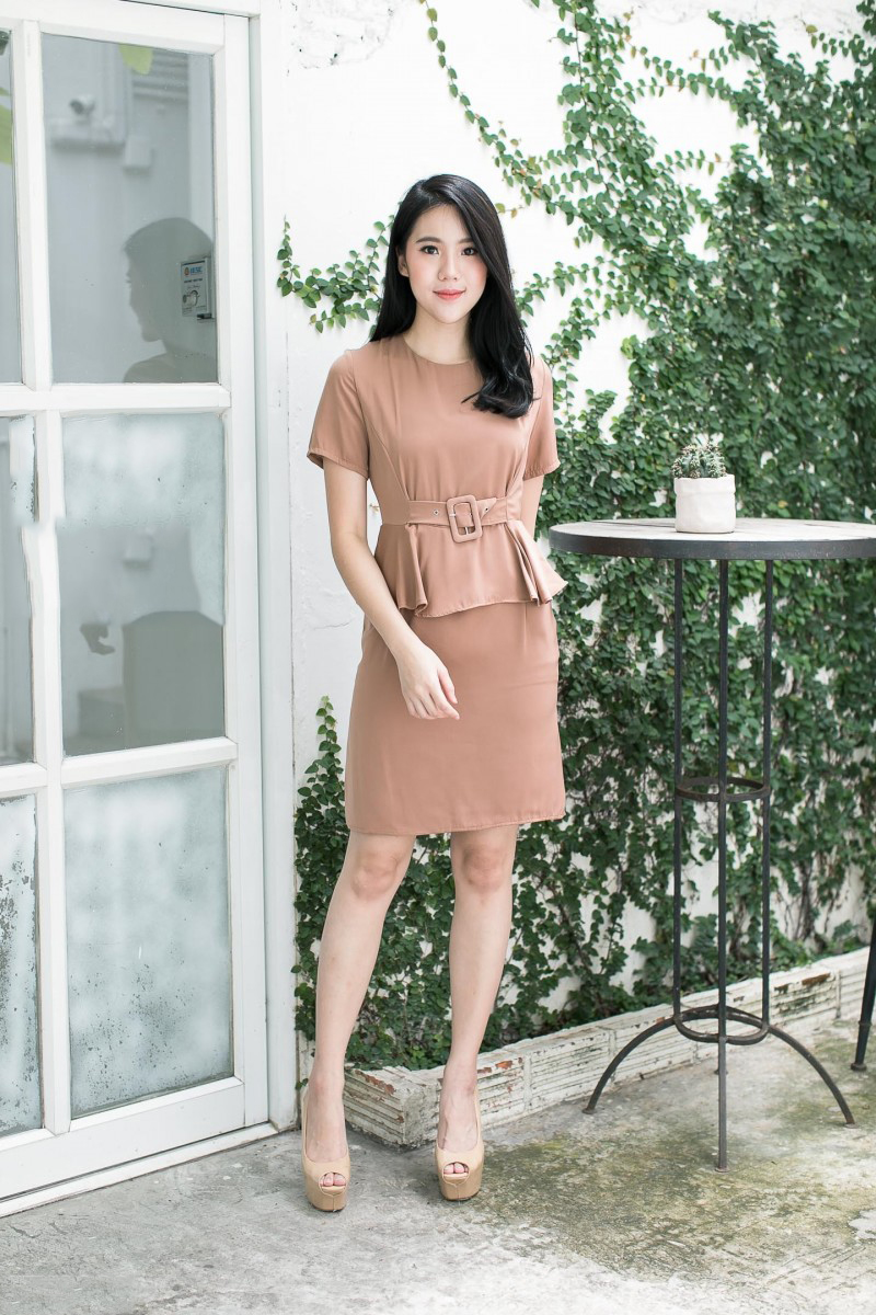 ชุดเดรสสั้นสีน้ำตาล ทรงเข้ารูป เอวระบาย กระโปรงทรงเอ เรียบๆ สวยดูดี สไตล์สาวออฟฟิศ