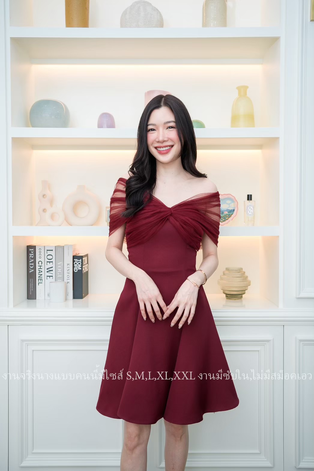 ชุดเดรสสั้นออกงานสีแดง ปาดไหล่แต่งผ้าซีทรู กระโปรงทรงบาน แบบสวย เรียบหรู ดูแพง ใส่ไปงานแต่งกลางวัน/กลางคืน ชุดราตรี ชุดไปงานแต่ง ชุดออกงาน