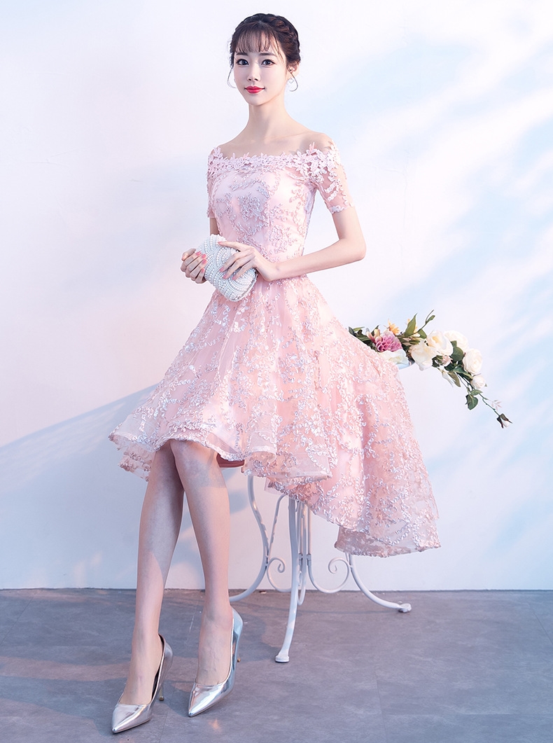 ชุดเดรสออกงานสีชมพูโอรส ปักลายนูน ทรงเปิดไหล่ กระโปรงทรงบานหน้าสั้นหลังยาว แนวเรียบหรู สวย ดูดี ใส่เป็นชุดราตรี ชุดออกงาน ชุดไปงานแต่งงาน กลางวัน กลางคืน