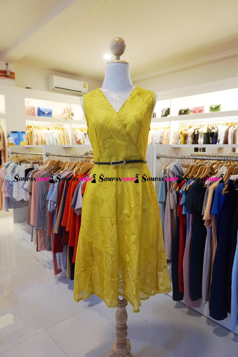 Sale ลดแรงส่งท้ายปี : ชุดเดรสสั้นสีเหลือง คอวีป้าย แขนกุด กระโปรงทรงบานหน้าสั้น-หลังยาว