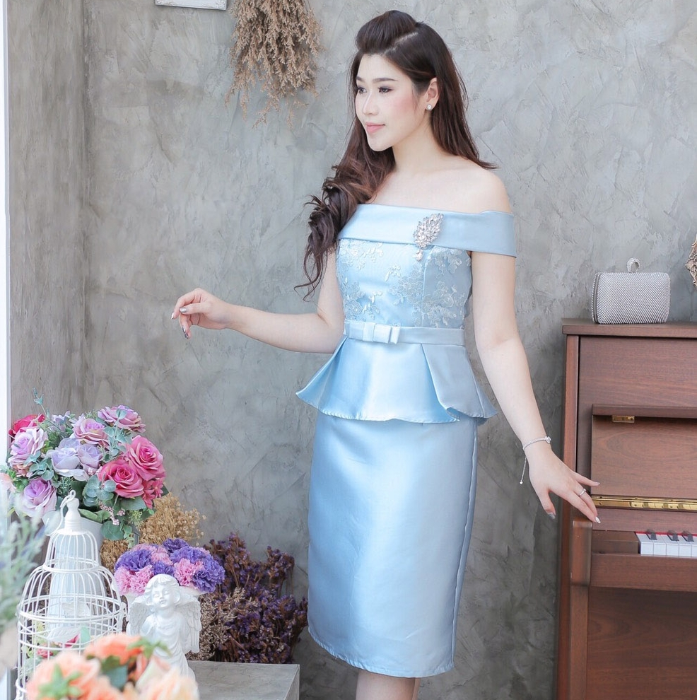 ชุดเดรสสีฟ้า