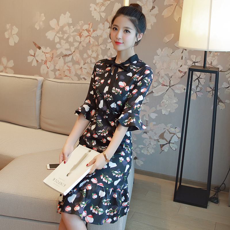 ชุดเดรสสั้นสีดำ ลายดอกไม้ คอวี แขนสั้น