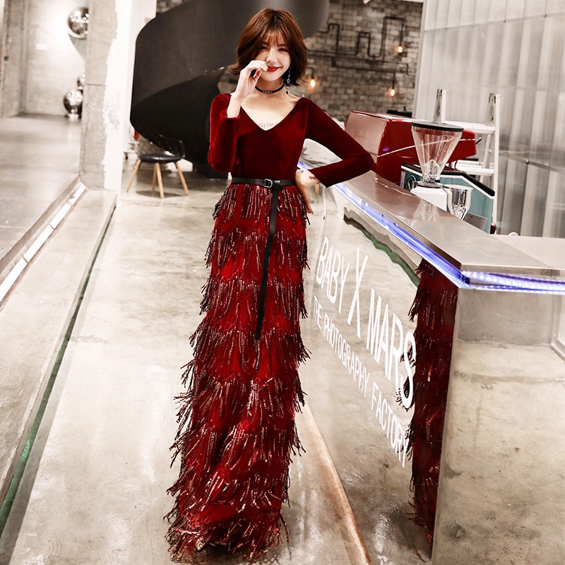 ชุดราตรียาวสีแดงสไตล์เรียบหรูดูแพง แขนสามส่วนกระโปรงทรงหางปลาแต่งระบาย เรียบหรูดูแพง สวยดูดี