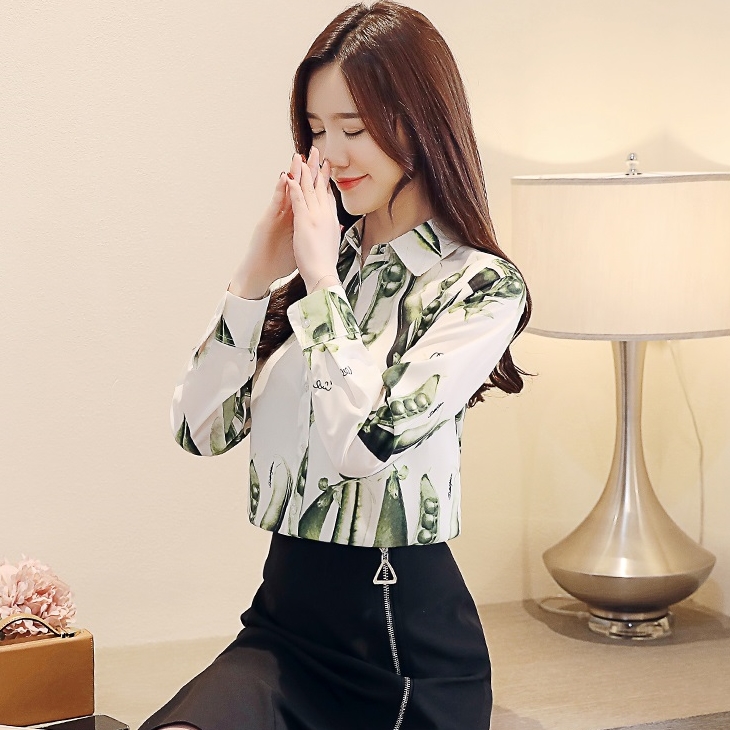 เสื้อเชิ้ตผู้หญิงสีขาวลายถั่วลันเต๋าสีเขียว แขนยาว ผ้าชีฟอง คอปก กระดุมหน้า
