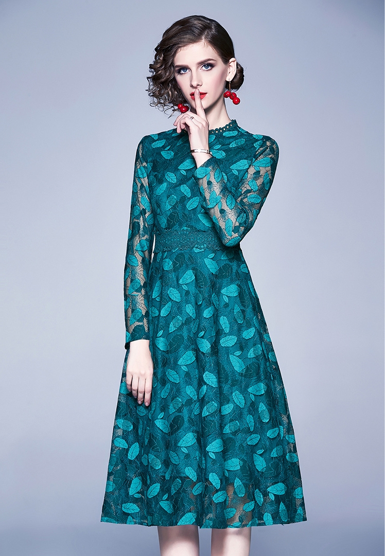 ชุดเดรสลูกไม้สีเขียว แขนยาว แนวเรียบร้อย สวยหรู ดูสุภาพ ใส่ทำงานได้