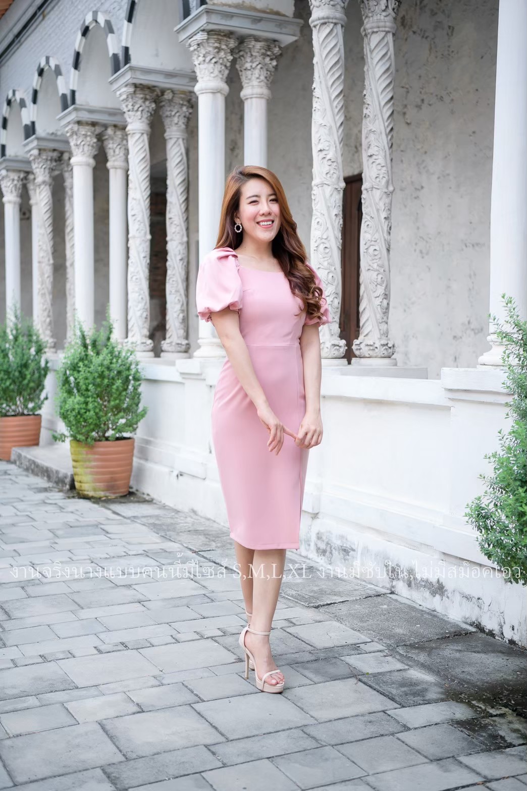 ชุดเดรสสั้นสีชมพู แขนสั้นทรงบอลลูน ทรงดินสอเข้ารูปสวย แนวเรียบหรู สวยดูดี ใส่ไปงานแต่ง ใส่ทำงานได้