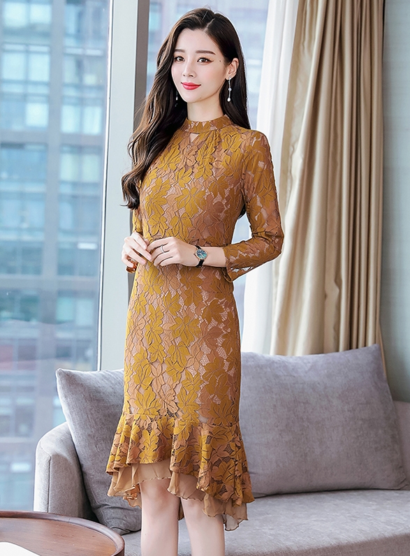 ชุดเดรสสั้นสีน้ำตาล ผ้าลูกไม้ แขนยาว กระโปรงยาวทรงบานคลุมเข่า