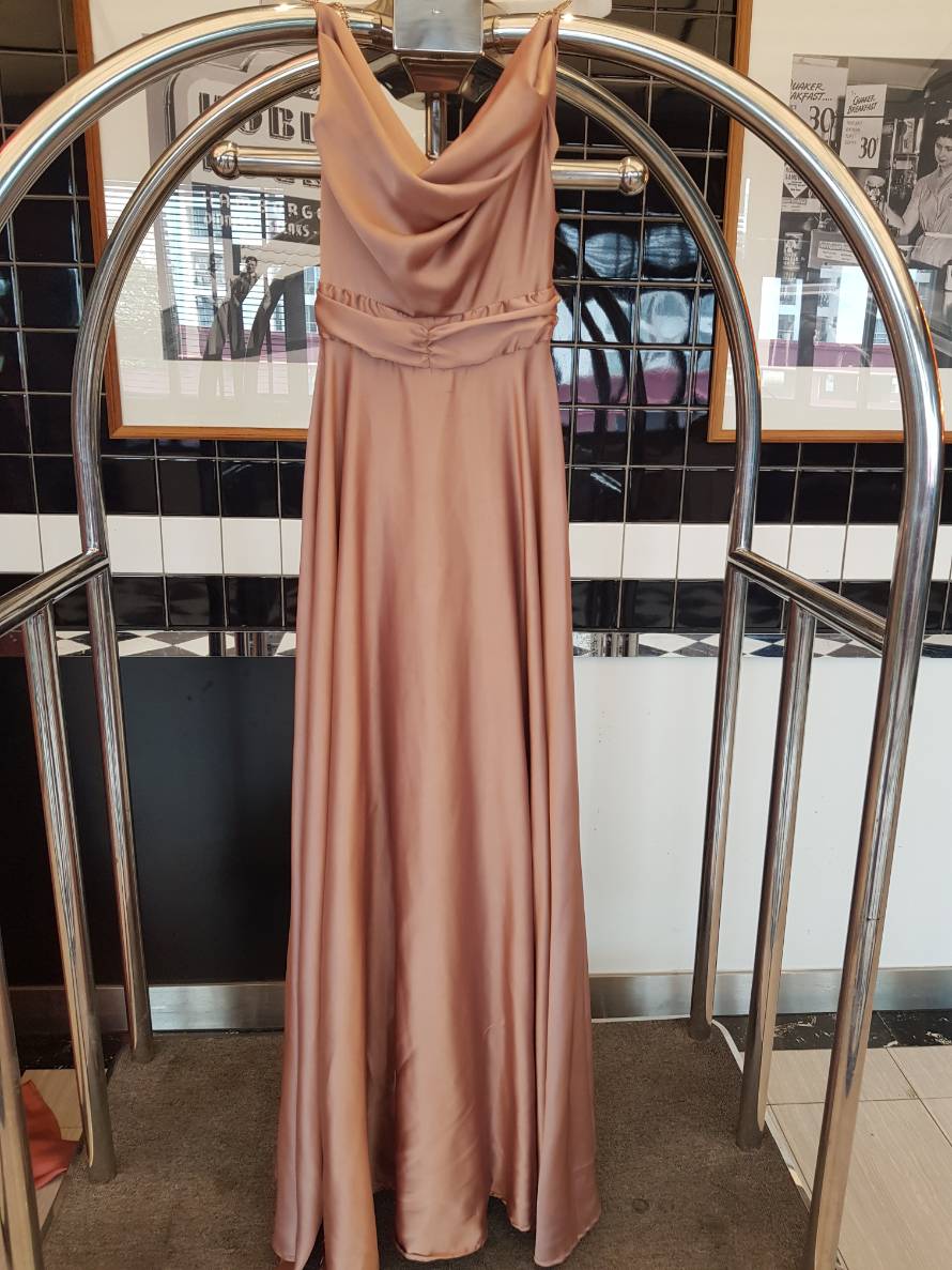 ชุดออกงานราตรียาวสีน้ำตาลทอง ชุดไปงานแต่งงานสีน้ำตาลทอง สายเดี่ยว อกจีบย้วยสวยเก๋ กระโปรงยาวทรงบาน สวยหรู สุดอลัง