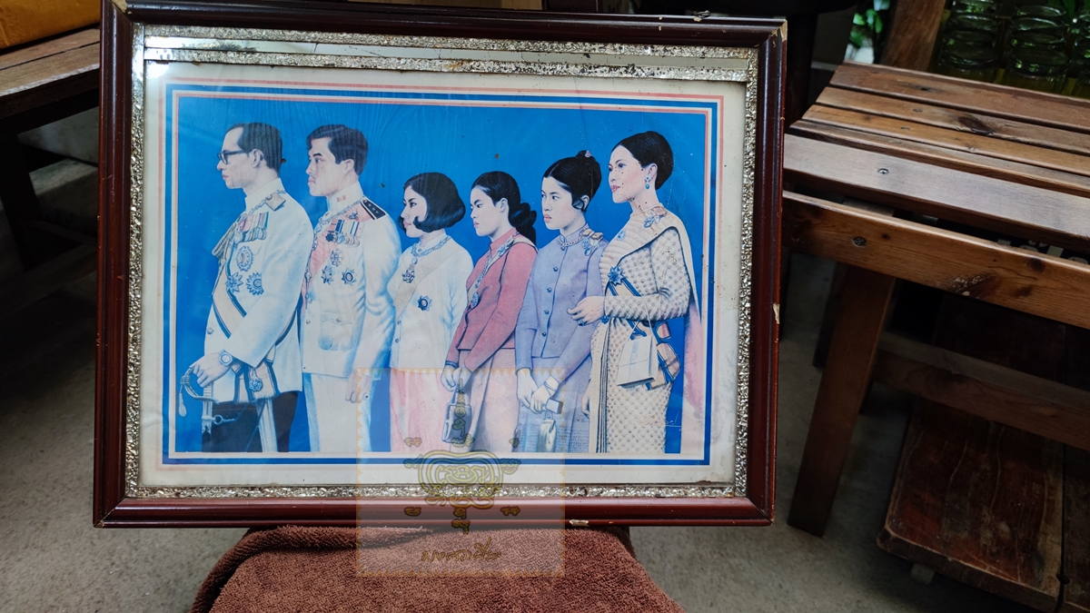 โปสเตอร์ในหลวงรัชการที่ 9 พระราชินี และพระบรมวงศานุวงศ์ งานเก่า