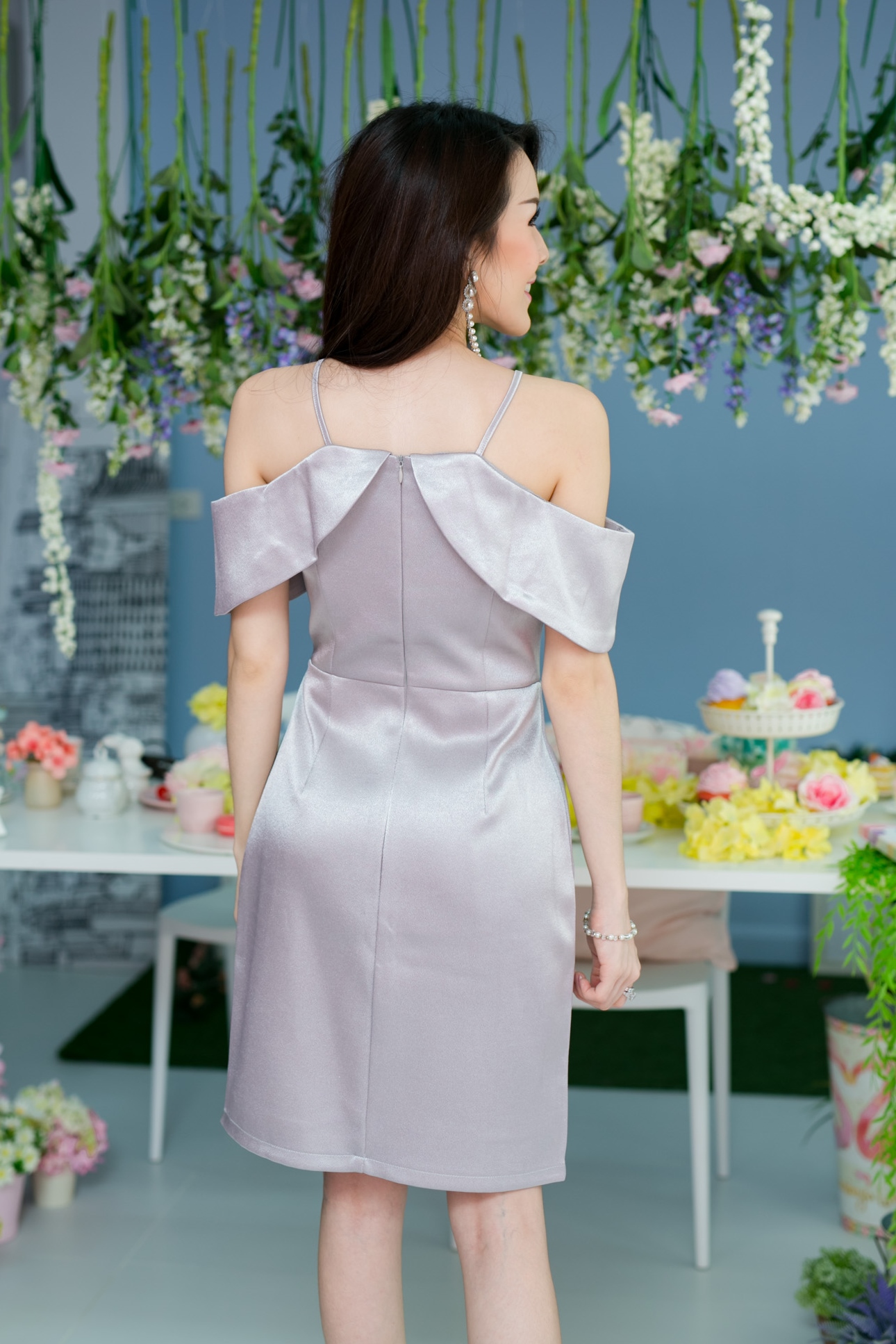 ชุดออกงานราตรีสั้น ชุดไปงานแต่งสีเทา สายเดี่ยวเว้าไหล่ปิดต้นแขน ทรงเข้ารูป