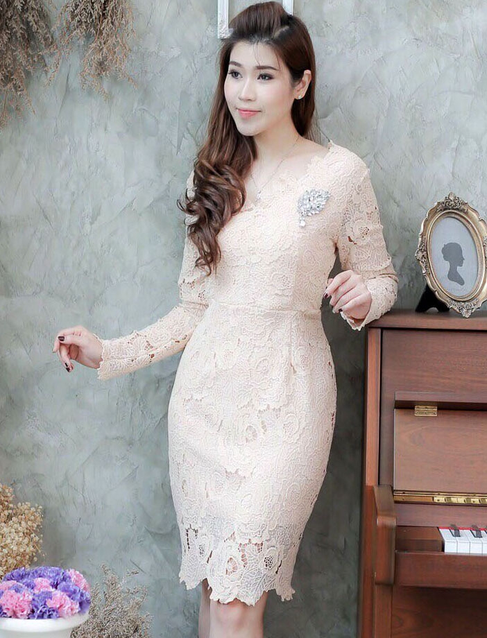 แฟชั่นชุดออกงาน ชุดไปงานแต่งงานสีครีมทอง เดรสสั้นลูกไม้ เข้ารูป แขนยาว สไตล์เรียบหรู สวย ดูดี