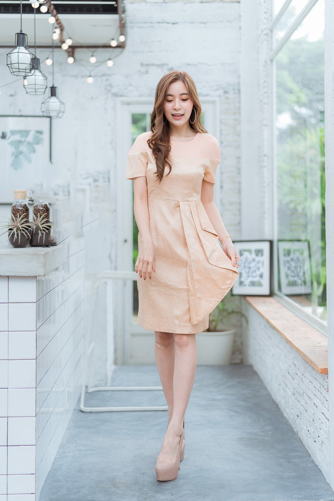 ชุดเดรสสั้นสีทอง ทรงเอเข้ารูป แขนสั้น เอวแต่งจีบระบาย