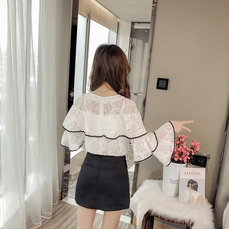 เสื้อลูกไม้สีขาวแต่งระบายเป็นชั้นๆ ลุคสวยเก๋ น่ารักๆ ใส่สวย ๆ ได้ตลอด ไม่มีวันตกเทรนด์ ( สินค้าพร้อมส่ง )