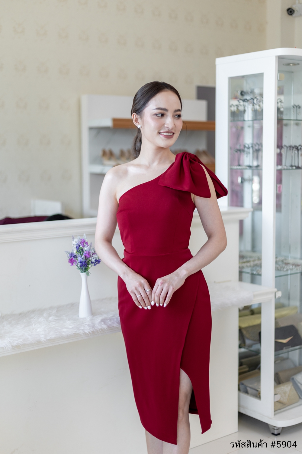 ชุดราตรี ชุดออกงาน ชุดไปงานแต่งสีแดง เดรสสั้นทรงเอเข้ารูปไหล่เฉียงข้างแต่งโบว์ แนวเรียบหรู สวยดูดี