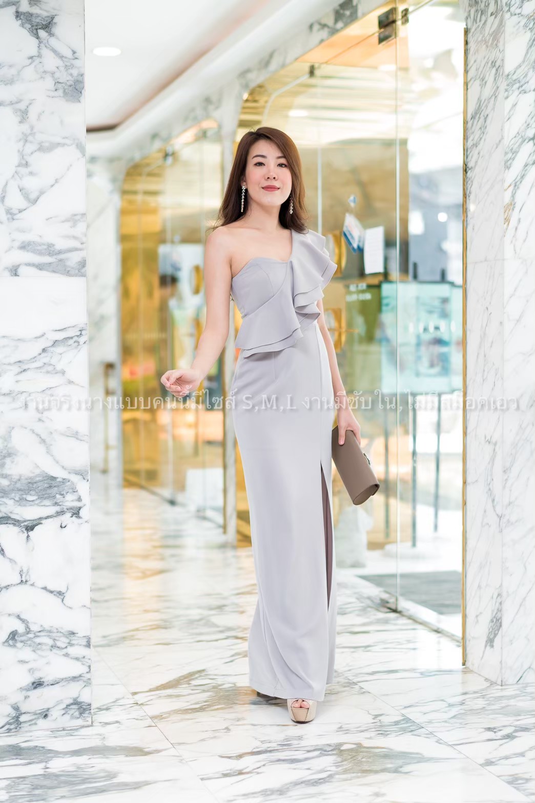 ชุดราตรียาวสีเทา ไหล่เฉียงข้างเดียวแต่งระบาย แนวเรียบหรูดูแพง ใส่ออกงาน/งานแต่งงาน/ชุดเพื่อนเจ้าสาว