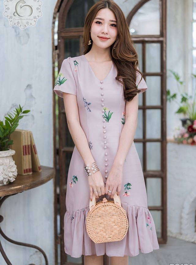 ชุดเดรสสั้นสีชมพู แต่งกระดุมหน้า กระโปรงแต่งระบายทรงหางปลา