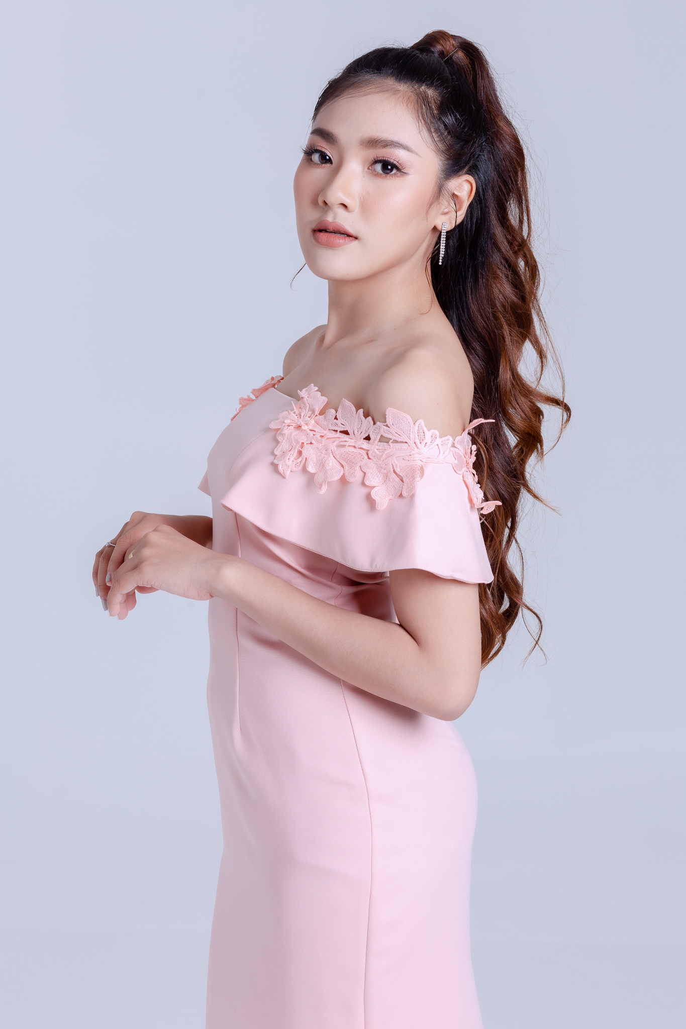 ชุดราตรี ชุดออกงาน ชุดไปงานแต่งงานงานสีชมพูโอรส เปิดไหล่แต่งดอกไม้ เดรสทรงเข้ารูป เรียบหรู สวยดูดี