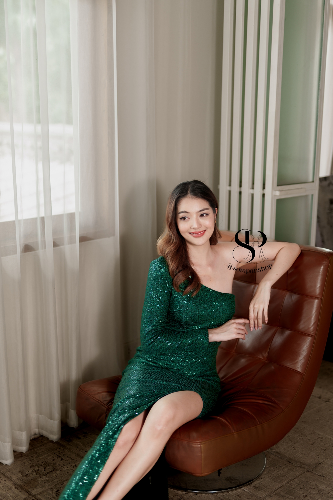 ชุดราตรียาวสีเขียว ไหล่เฉียงข้างแขนยาว สวยๆ เรียบหรูดูแพง ชุดราตรีผ้ากลิตเตอร์ วิ้งๆ สวยหรู