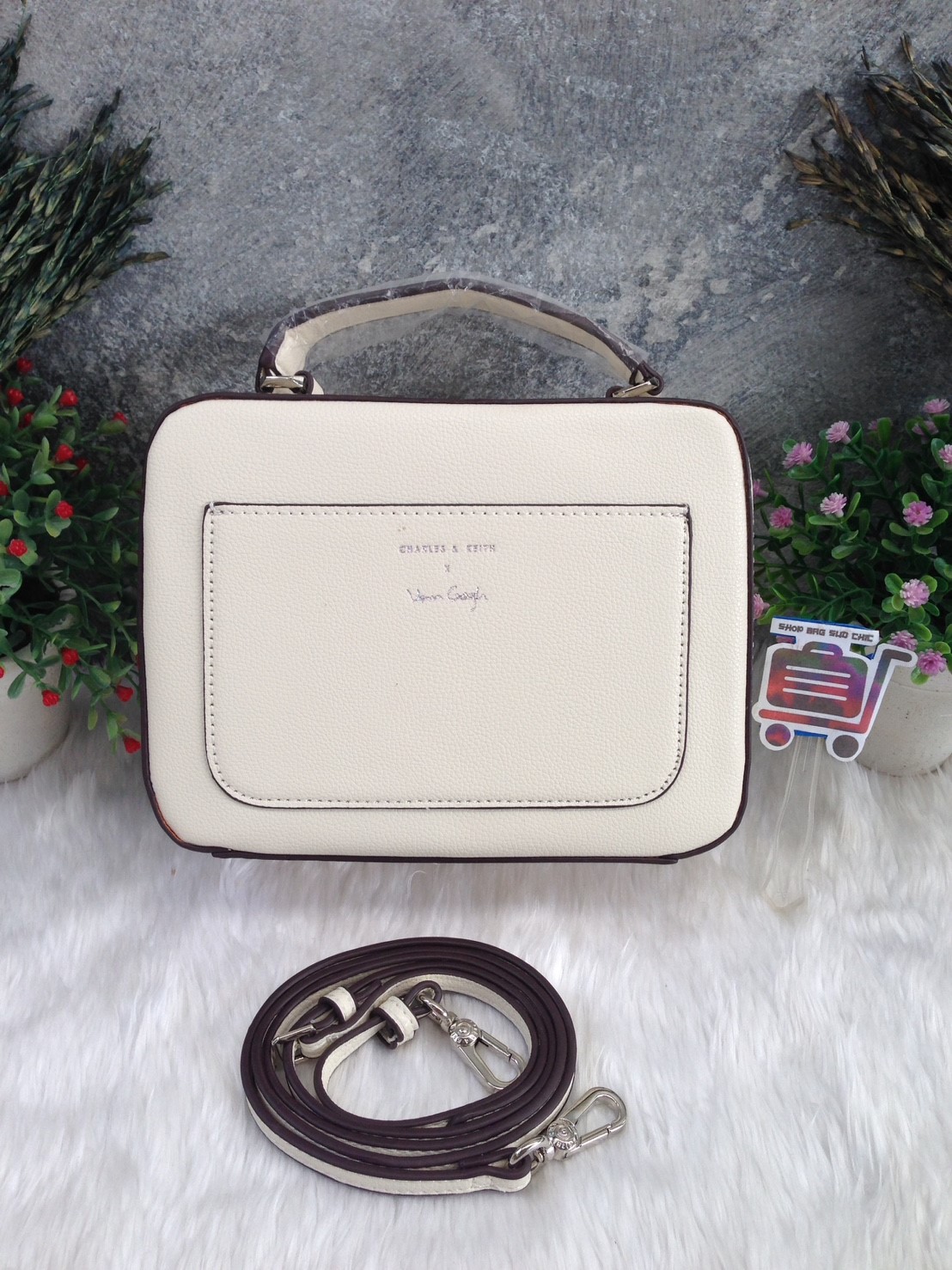 CHARLES & KEITH VAN GOGH SUNFLOWER EMBROIDERED BOX BAG ❌Sale มีตำหนิตามรูป❌