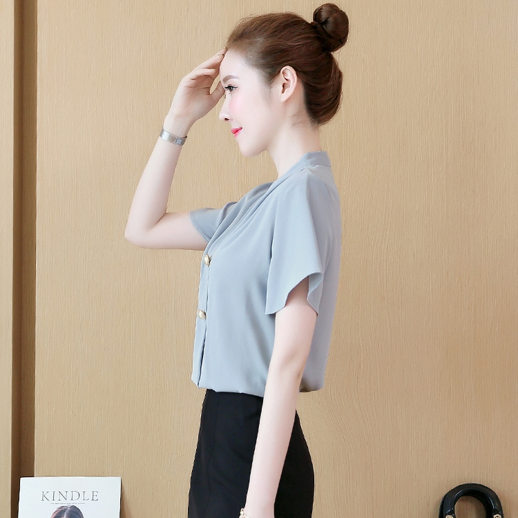 เสื้อเชิ้ตผู้หญิงสีเทา แขนสั้น คอวี กระดุมแต่งมุก ใส่ทำงาน เที่ยววันหยุด สวยๆดูดี