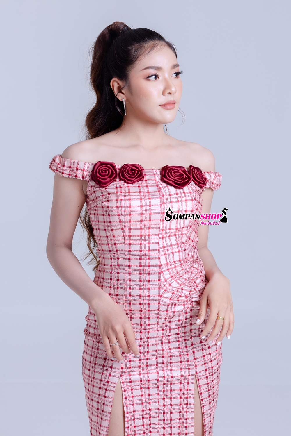 ชุดเดรสยาวปาดไหล่แต่งดอกไม้ ลุคสวย น่ารักๆ ใส่เดินเล่นริมทะเล