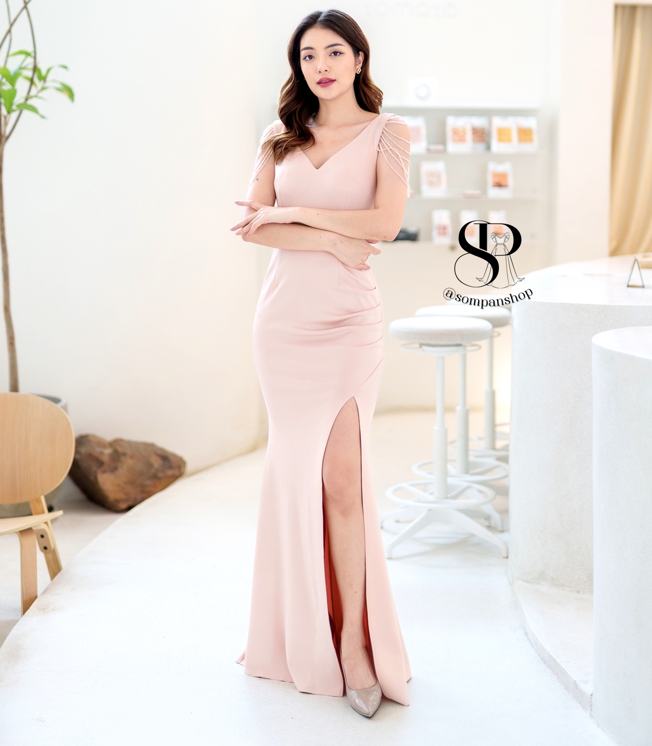 ชุดราตรี ชุดออกงาน ชุดไปงานแต่งสีครีมเบจ แขนแต่งลูกปัด กระโปรงยาวทรงหางปลา แนวเรียบหรู สวยดูแพง ใส่ออกงานราตรี งานแต่งงานกลางคืน ชุดงานประกวด งานรับรางวัล