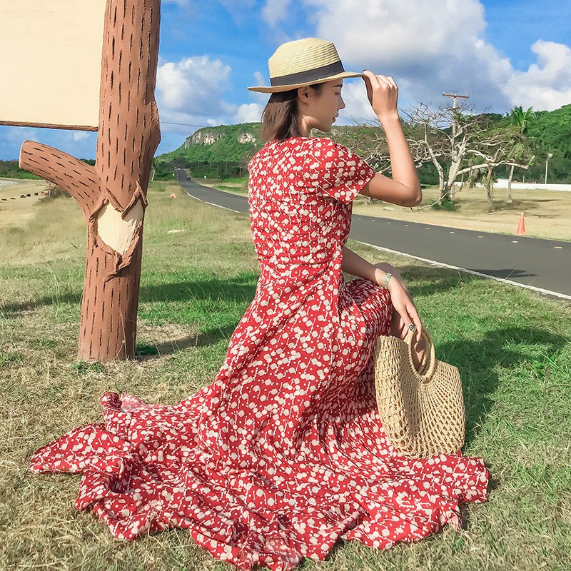 ชุดเดรสยาวสีแดงลายดอก แขนสั้น เชือกผูกเอว กระโปรงแต่งระบาย แฟชั่นชุดใส่เที่ยวทะเล ไอเดียชุดแต่งตัวไปเที่ยวทะเล ใครมีแพลนไปทะเลแต่ยังไม่ได้หาชุดต้องดู
