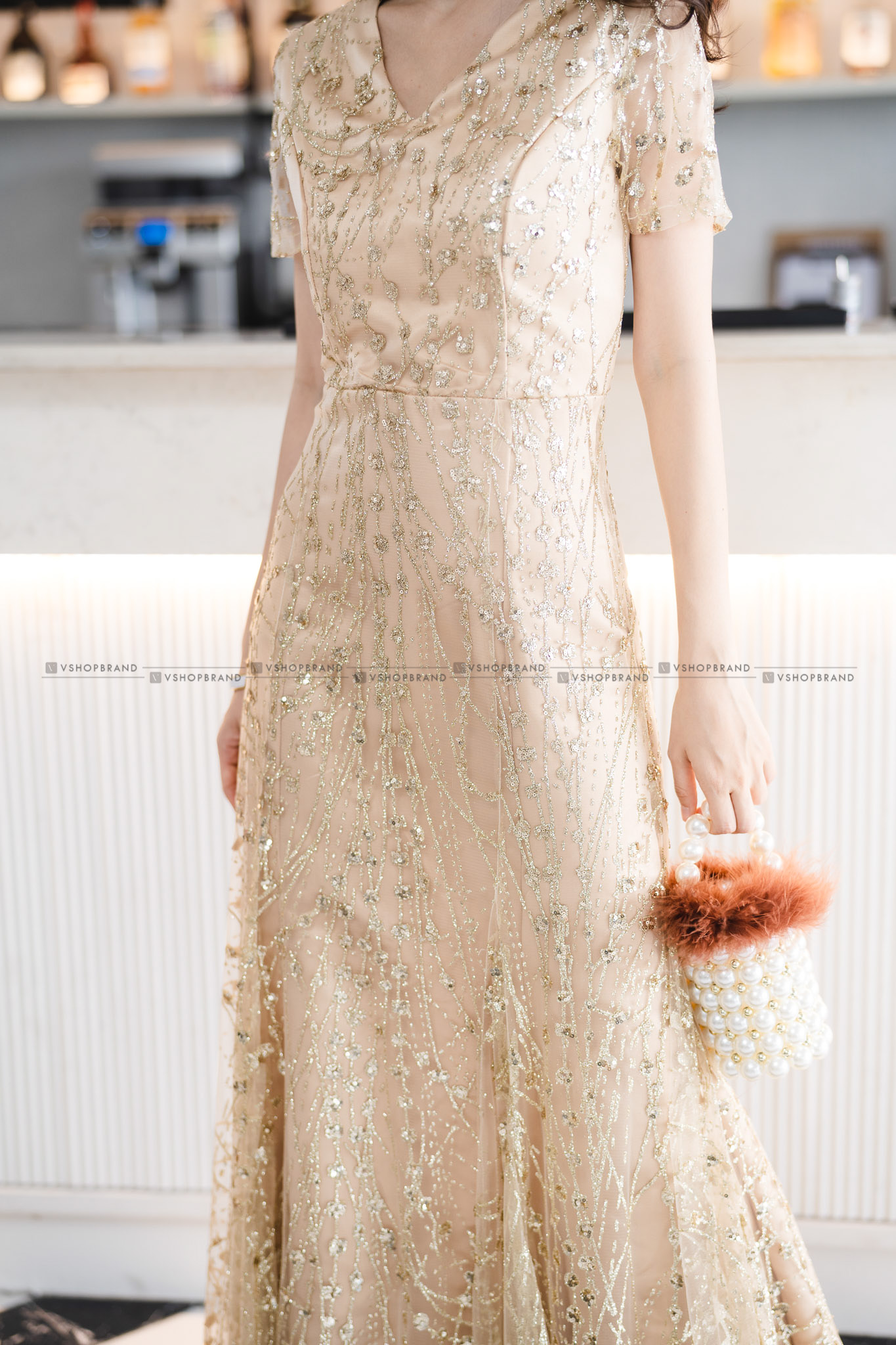 ชุดออกงานราตรียาวสีทอง ผ้ากากเพชรคริสตรัลระยิบระยับ แขนสั้น กระโปรงยาวทรงเอบาน แนวเรียบหรู สวยสง่า ดูแพง เหมาะสำหรับใส่ออกงานราตรี ไปงานแต่งกลางคืน