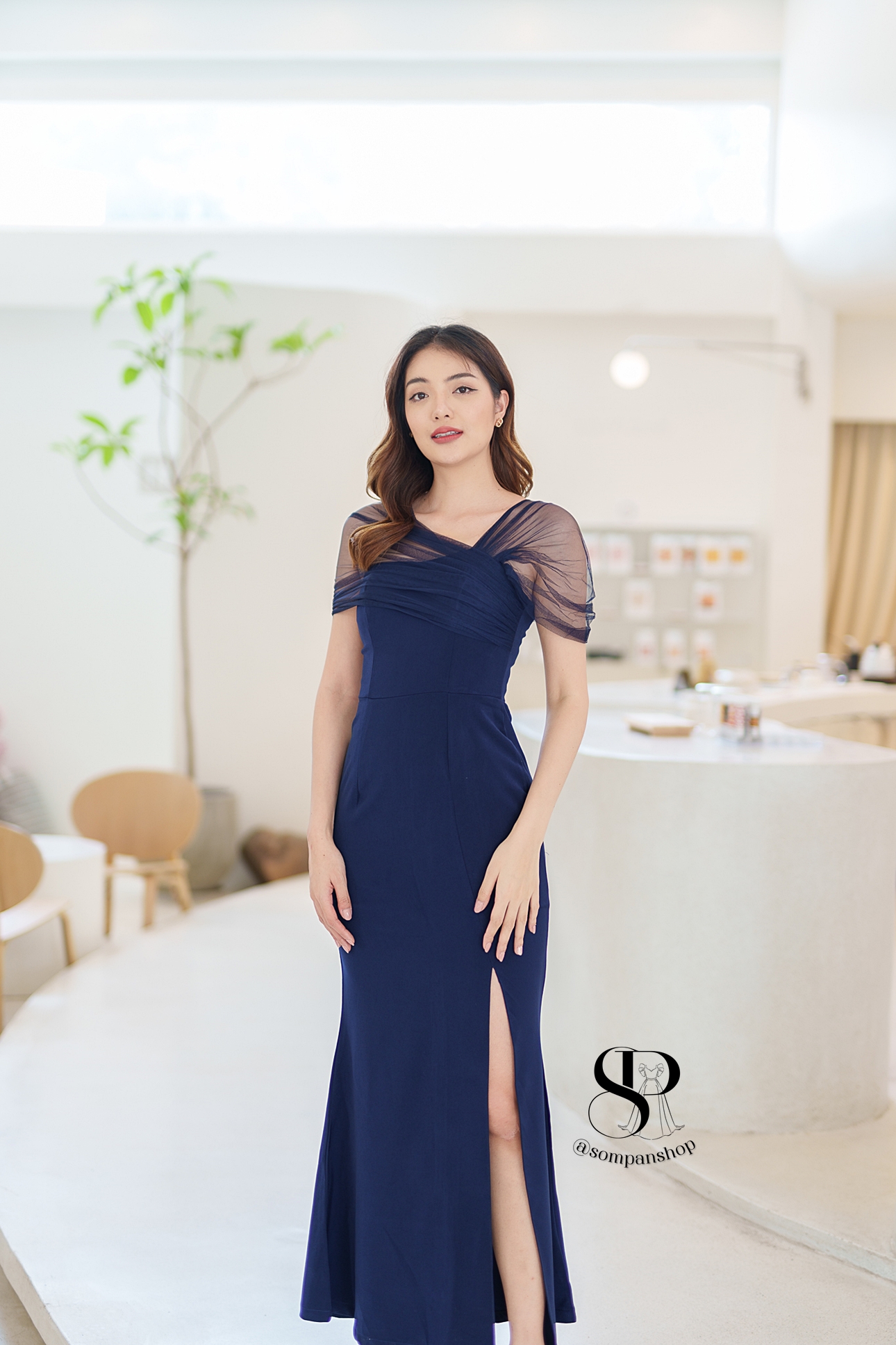 ชุดราตรียาวสีกรมท่า/น้ำเงิน สไตล์เรียบหรูดูแพง ไหล่แต่งผ้าซีทรู กระโปรงยาวผ่าหน้า เหมาะสำหรับใส่เป็นชุดราตรี ชุดไปงานแต่งงาน ชุดเพื่อนเจ้าสาว ชุดไปงานเลี้ยงต่างๆ