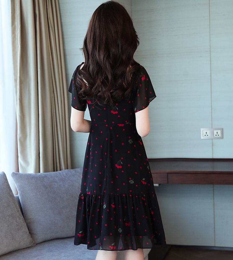 ชุดเดรสสั้นสีดำพิมพ์ลายเชอรี่ คอวีปาด แขนสั้น กระโปรงสั้นชายแต่งระบาย