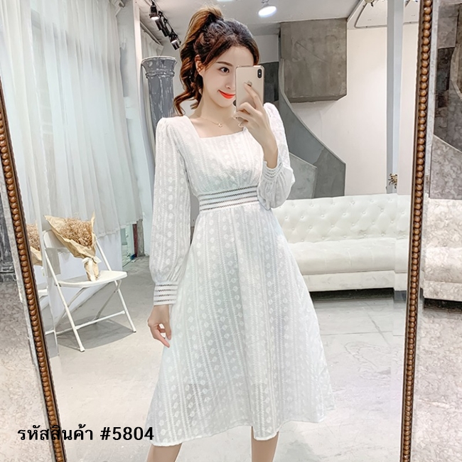 ชุดเดรสสั้นสีขาว แขนยาว ผ้าลูกไม้ฉลุ แนวเรียบร้อย สวยสุภาพ เรียบหรู