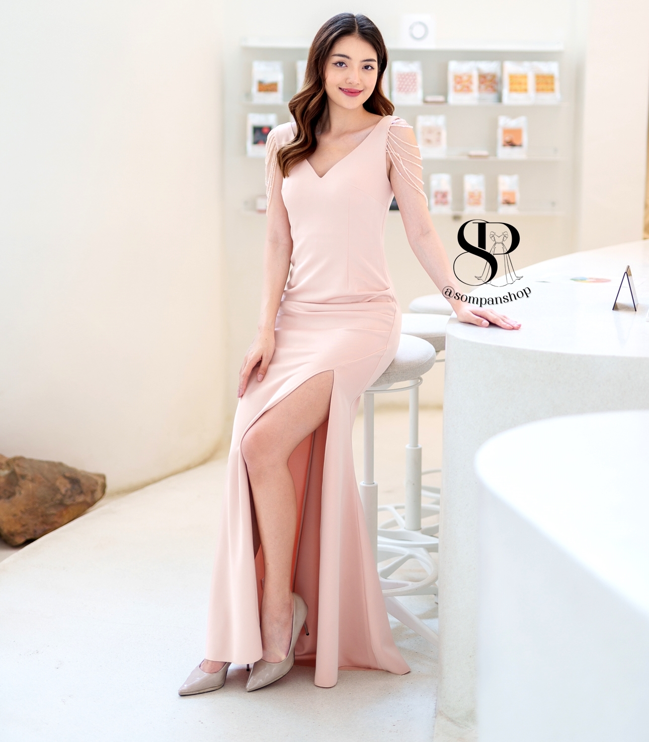 ชุดราตรี ชุดออกงาน ชุดไปงานแต่งสีครีมเบจ แขนแต่งลูกปัด กระโปรงยาวทรงหางปลา แนวเรียบหรู สวยดูแพง ใส่ออกงานราตรี งานแต่งงานกลางคืน ชุดงานประกวด งานรับรางวัล