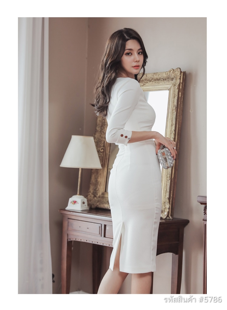 ชุดเดรสสั้นสีขาว ทรงเข้ารูป แขนยาว แนวเรียบๆ สวยดูดี