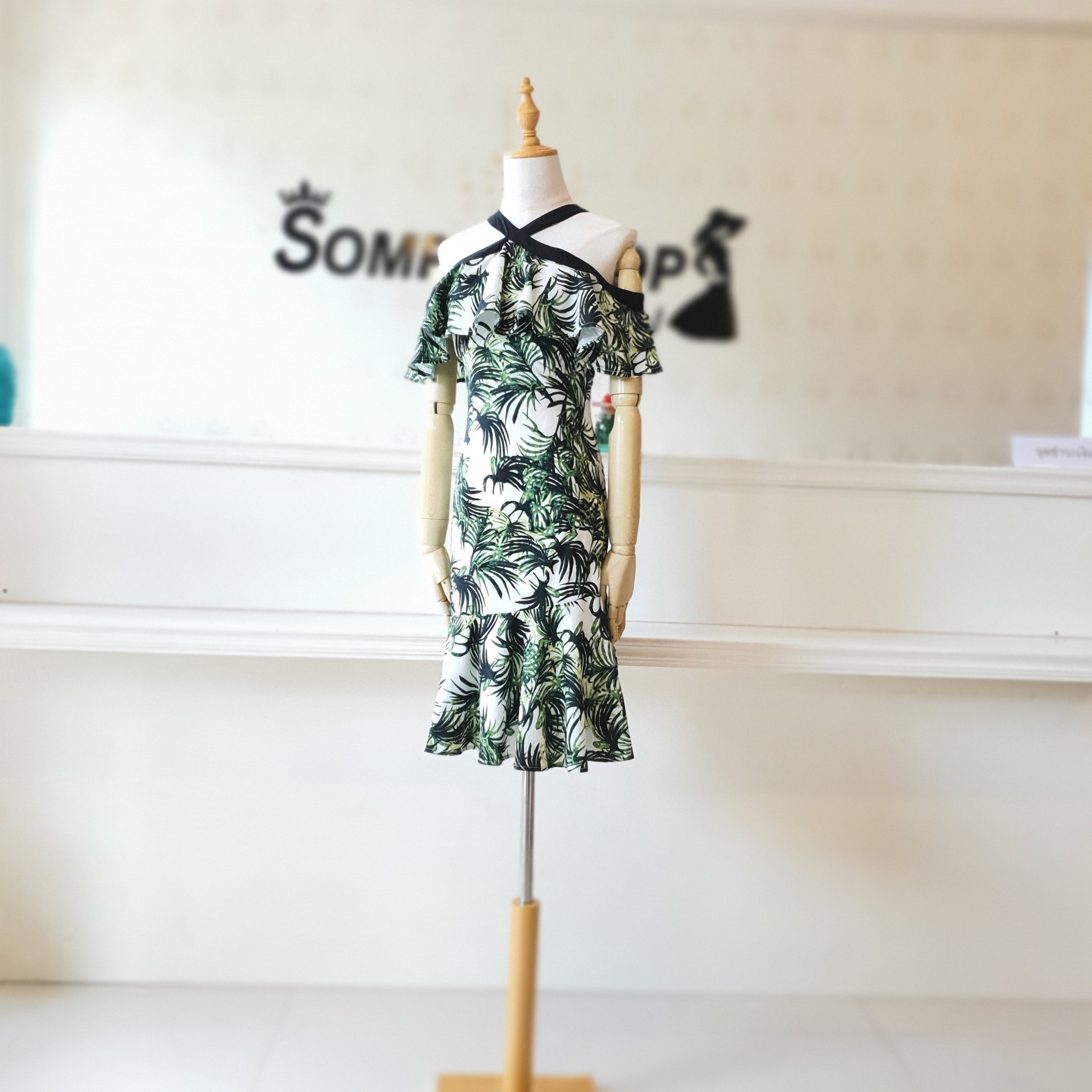 ชุดเดรสใส่ไปเที่ยวทะเลสั้นสีเขียว พิมพ์ลายสวยๆสไตล์ฮาวาย คอไขว้ เว้าไหล่ แขนระบาย