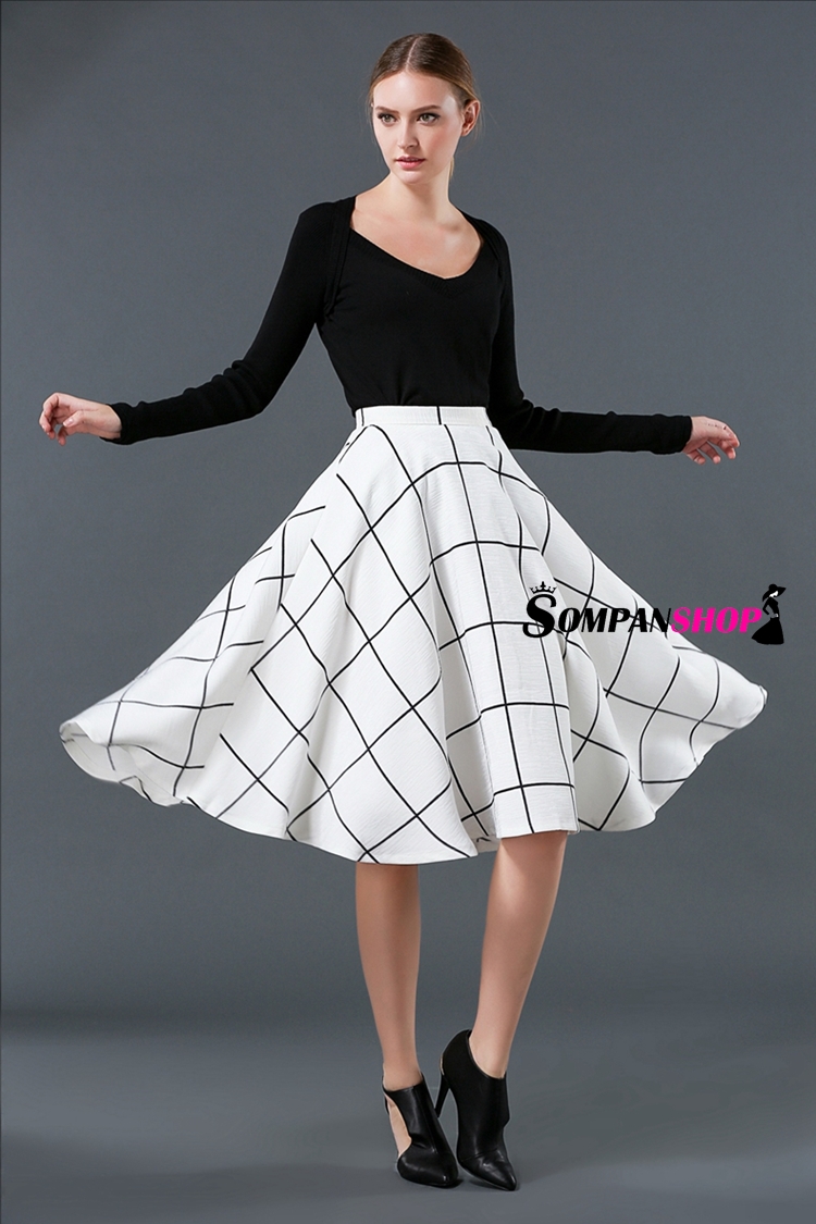 กระโปรงสั้นสีขาวพิพม์ลายตาราง ทรงบาน