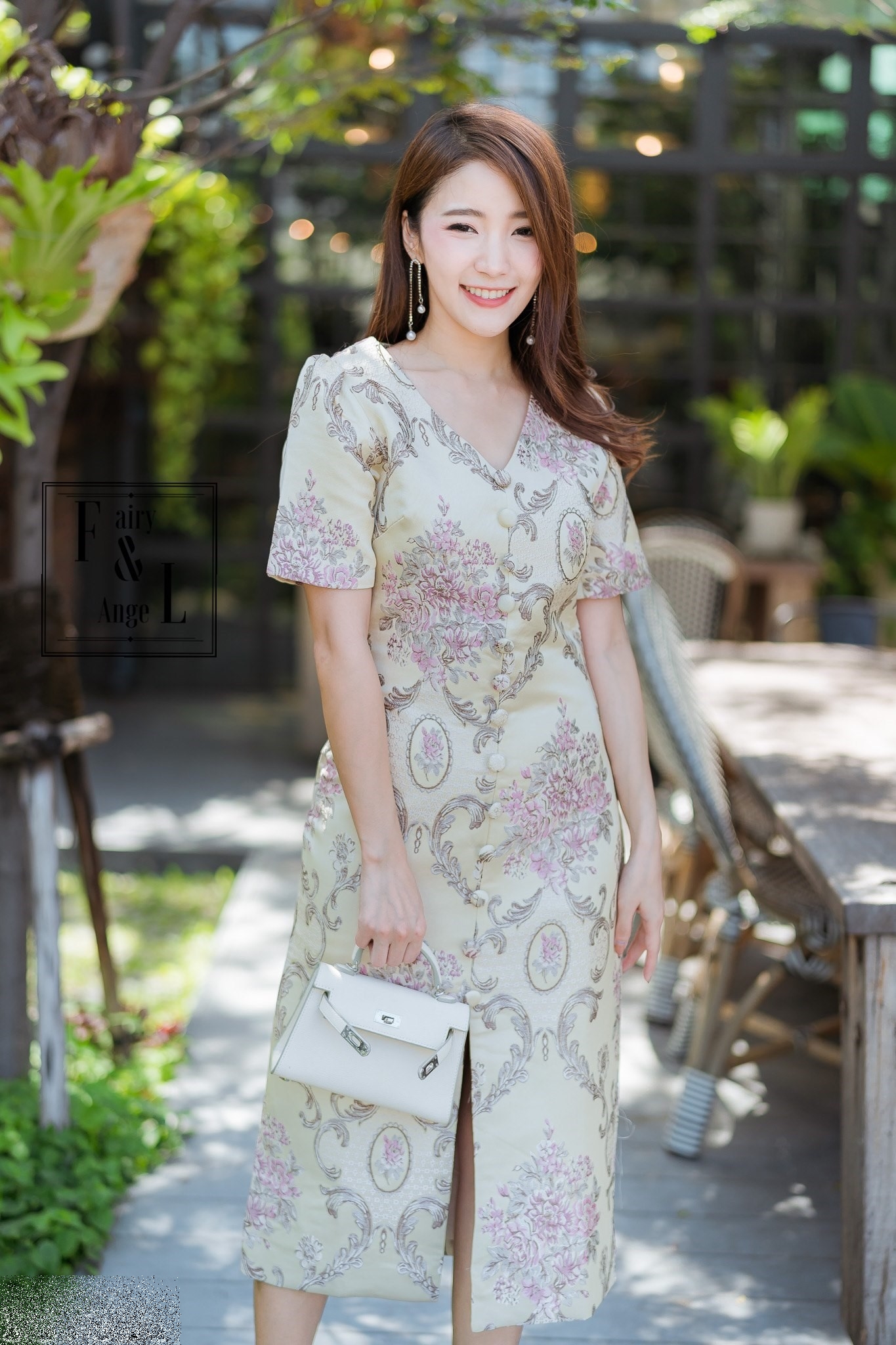 ชุดเดรสสั้นสีครีมเบจ ลายกราฟฟิคสไตล์โรมัน คอวี แขนสั้น ทรงเข้ารูป