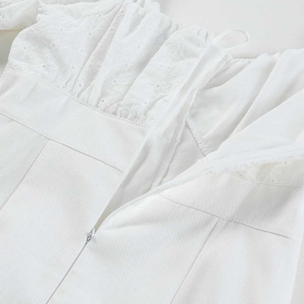 ชุดเดรสสั้นสีขาว เปิดไหล่ ทรงเข้ารูป แนวน่ารัก