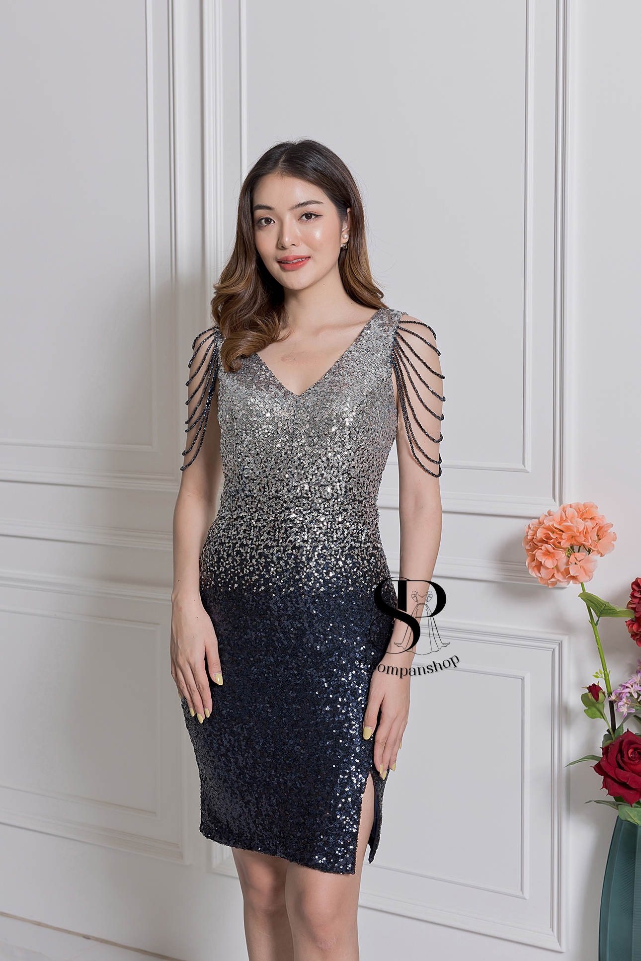 ชุดราตรีสั้นสีกรมท่า แขนกุดแต่งลูกปัด ปักเลื่อม ทรงเข้ารูป แนวเรียบหรู สวยดูแพง ใส่ออกงานราตรี งานแต่งงานกลางคืน ชุดงานประกวด งานรับรางวัล