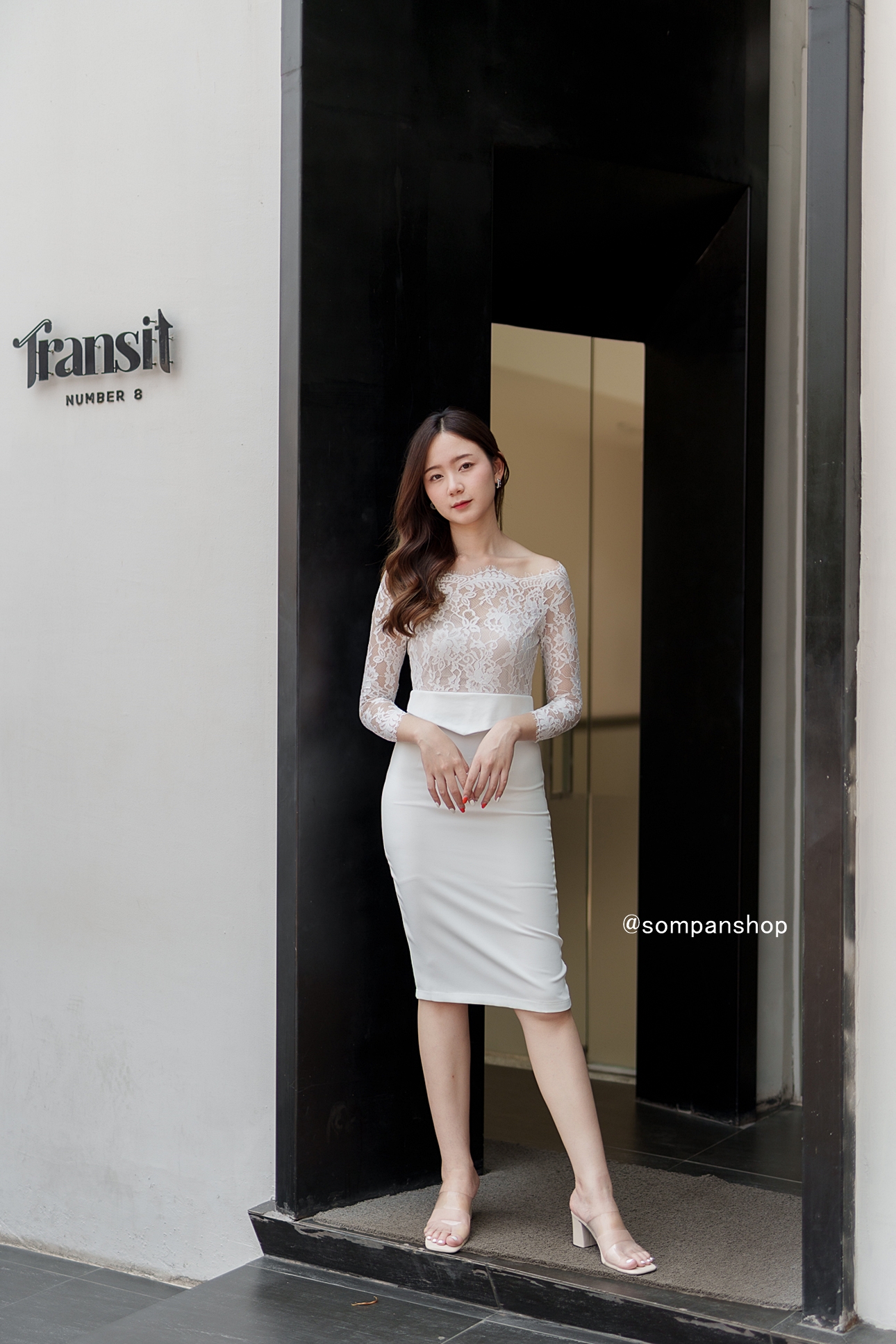 ชุดเดรสออกงานสีขาว เดรสสั้นปาดไหล่ ทรงเข้ารูป แขนยาวลูกไม้ แนวเรียบหรูดูแพง สวยดูดี เหมาะสำหรับใส่เป็นชุดราตรี ชุดออกงาน ชุดไปงานแต่งงาน