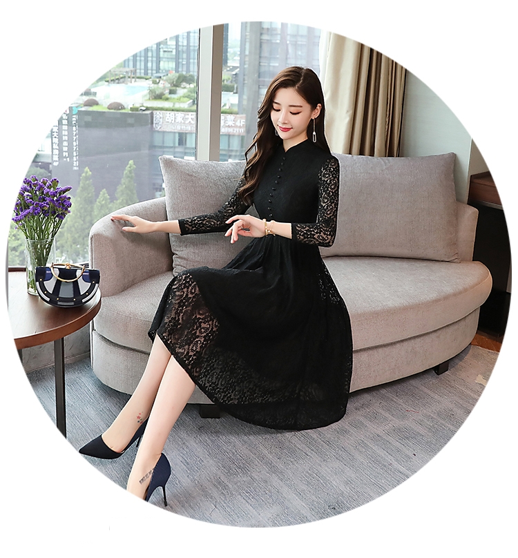 ชุดเดรสลูกไม้สีดำ ลายดอกไม้ คอจีนแต่งกระดุมหน้า แขนยาว กระโปรงทรงบานคลุมเข่า