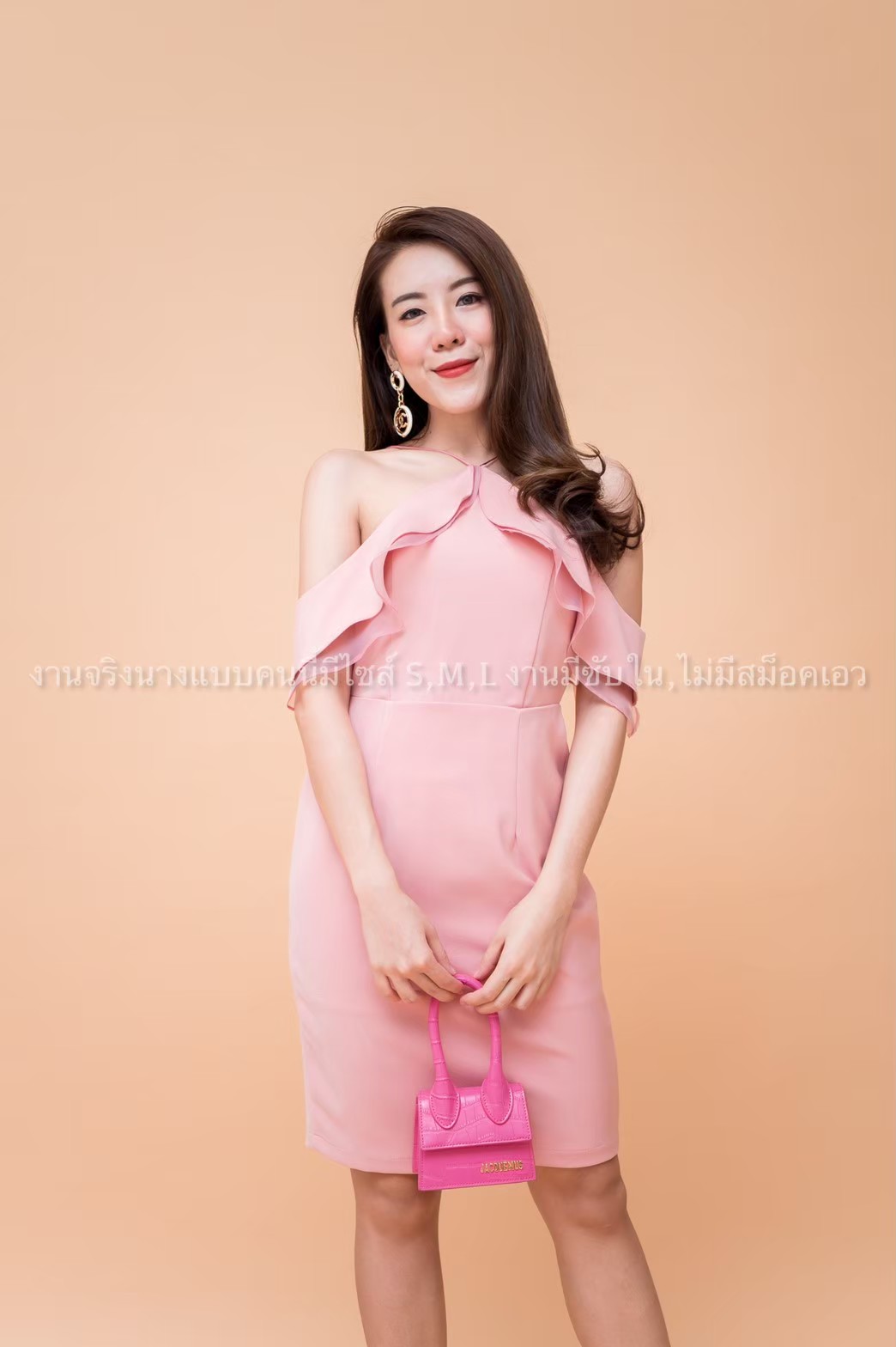 ชุดเดรสออกงานสีชมพู สายเดี่ยวแต่งระบาย แนวสวยน่ารัก