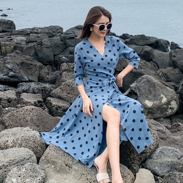 ชุดไปเที่ยวทะเลสวยๆ เดรสยาวลายจุดสีฟ้า