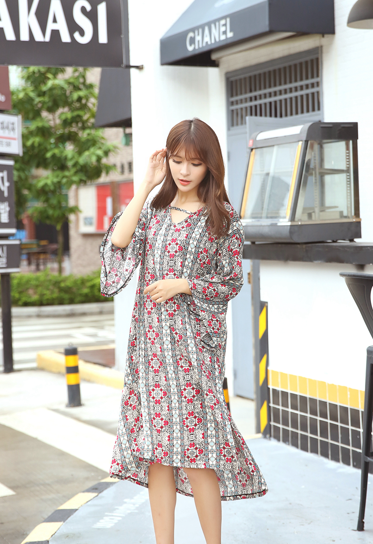 ชุดไปเที่ยวทะเล เดรสยาวลายชนเผ่าโทนสีแดง ดำ สไตล์โบฮีเมียน