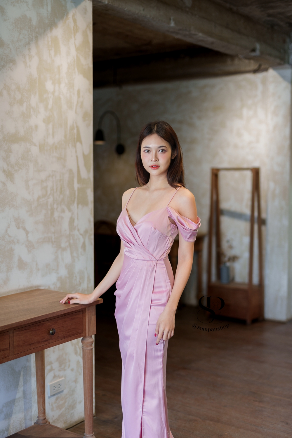 ชุดออกงานสีชมพู เดรสยาวสายเดี่ยวคล้องไหล่ กระโปรงยาวผ่าหน้า แนวเรียบหรู ชุดราตรี ชุดไปงานแต่งงาน