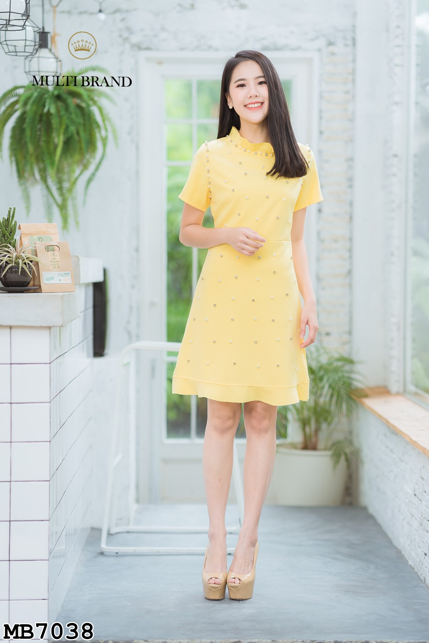 ชุดเดสสั้นสีเหลือง แต่งมุกเก๋ คอระบาย กระโปรงสั้นทรงบาน