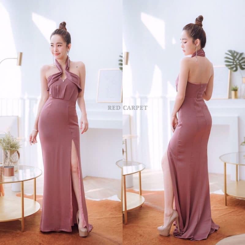 ชุดราตรี ชุดออกงาน ชุดไปงานแต่งงานสีชมพูกะปิ คล้องคอ แต่งพินมุกอะไหล่ทองที่อก กระโปรงยาวผ่าหน้า