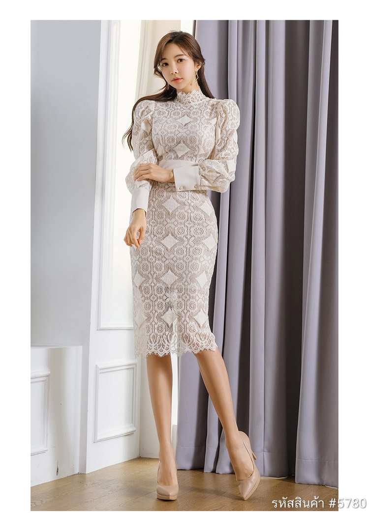 ชุดเดรสสั้นสีขาวครีม เดรสทรงเข้ารูป แขนยาว คอปีน ผ้าลูกไม้ แนวเรียบหรูสวยดูดีมากๆ ใส่ไปงานแต่งเช้า/กลางวัน