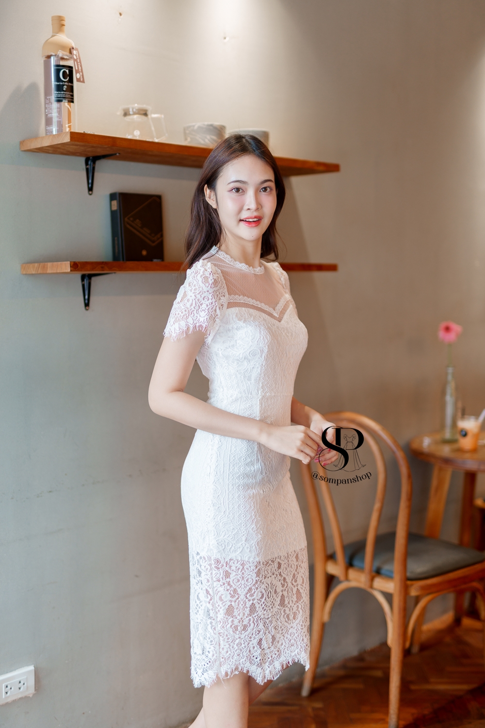 ชุดออกงานสีขาว ผ้าลูกไม้ ทรงเข้ารูป แบบสวยเรียบหรูดูดี ใส่เป็นชุดออกงาน ชุดราตรี ชุดไปงานแต่งงานกลางวัน/งานเลี้ยง