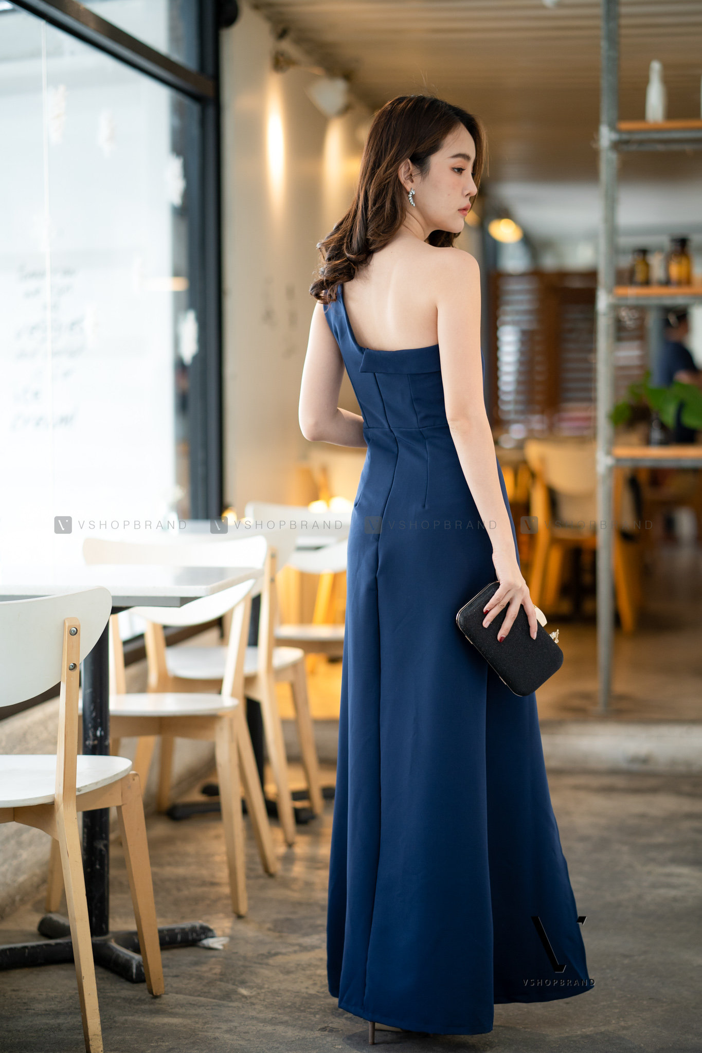 ชุดออกงานสีกรมท่า ไหล่เฉียงข้าง ทรงเข้ารูป กระโปรงยาวผ่าหน้า2ข้าง